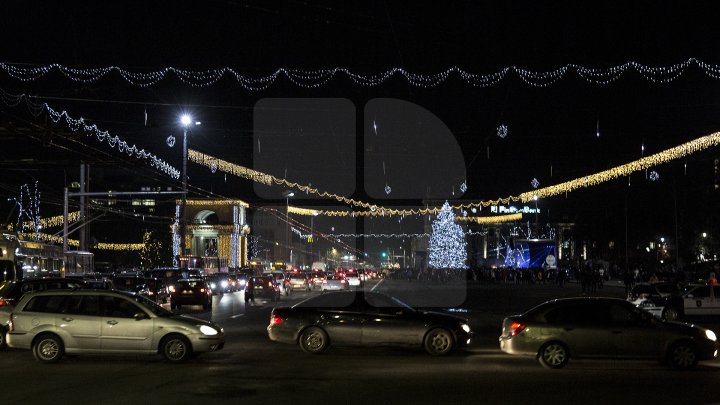 CAPITALA, GATA DE SĂRBĂTOARE. Luminițele din PMAN au fost aprinse
