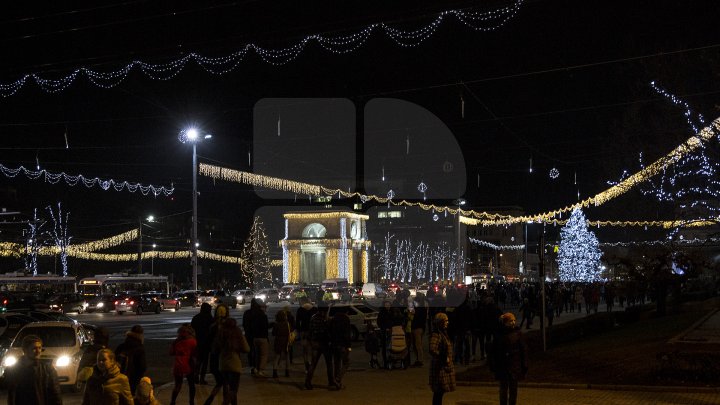CAPITALA, GATA DE SĂRBĂTOARE. Luminițele din PMAN au fost aprinse