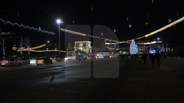 CAPITALA, GATA DE SĂRBĂTOARE. Luminițele din PMAN au fost aprinse