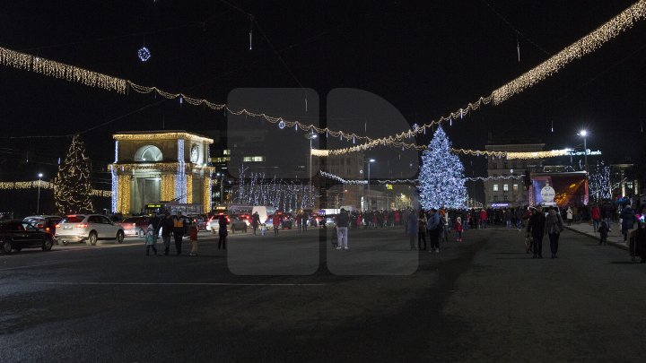 CAPITALA, GATA DE SĂRBĂTOARE. Luminițele din PMAN au fost aprinse