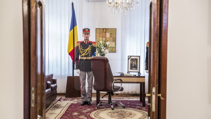 Flori şi mesaje de condoleanţe în memoria Regelui Mihai I. Doritorii sunt așteptați la sediul Ambasadei României (FOTO)