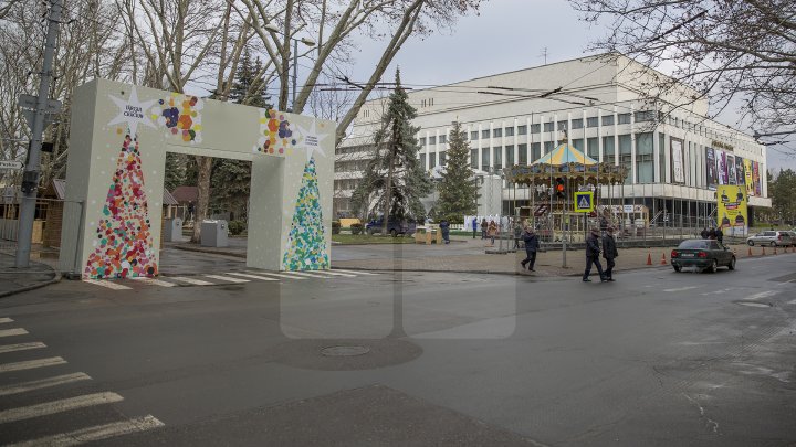 Târgul de Crăciun de pe strada 31 august este gata. Va fi inaugurat vineri la ora 18:00 (FOTOREPORT) 