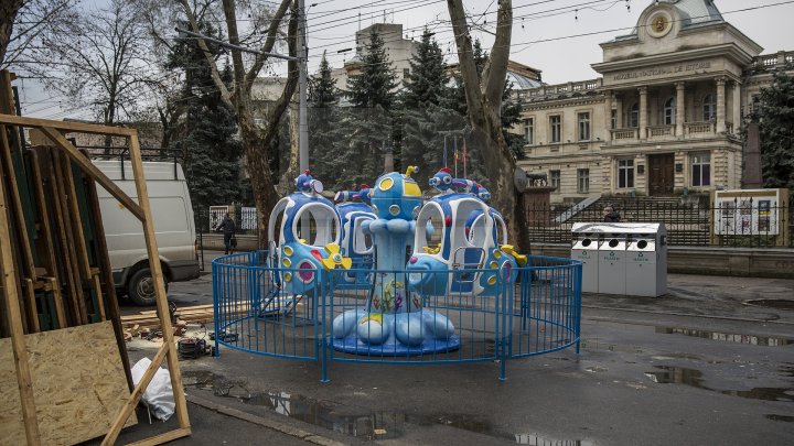 Târgul de Crăciun de pe strada 31 august este gata. Va fi inaugurat vineri la ora 18:00 (FOTOREPORT) 