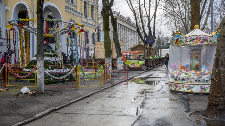 Târgul de Crăciun de pe strada 31 august este gata. Va fi inaugurat vineri la ora 18:00 (FOTOREPORT) 