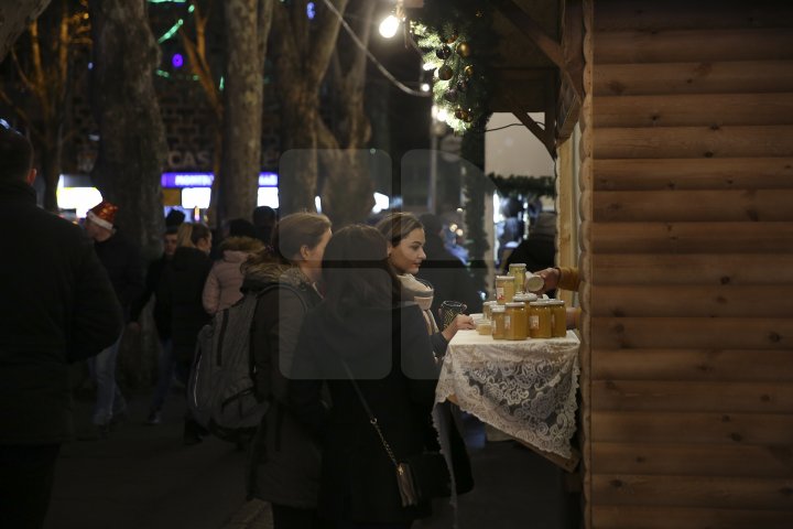 MIROS DE BUCATE LA TÂRGUL DE CRĂCIUN. Vizitatorii se pot delecta cu mâncăruri tradiţionale