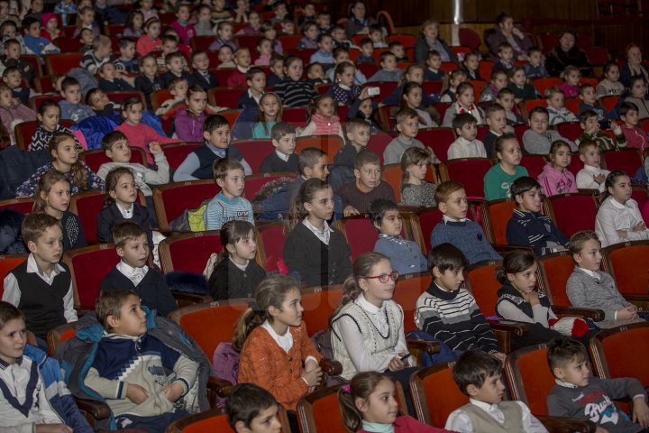 Peste 900 de copii din familii nevoiaşe din municipiul Chişinău au primit cadouri de la Moş Nicolae (FOTOREPORT)