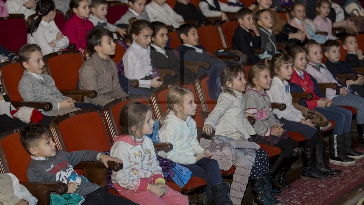 Peste 900 de copii din familii nevoiaşe din municipiul Chişinău au primit cadouri de la Moş Nicolae (FOTOREPORT)