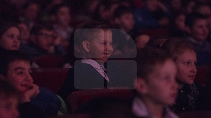 Peste 900 de copii din familii nevoiaşe din municipiul Chişinău au primit cadouri de la Moş Nicolae (FOTOREPORT)