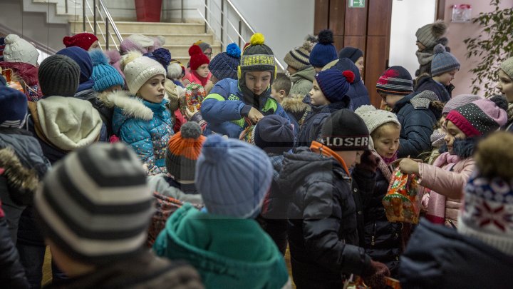 Peste 900 de copii din familii nevoiaşe din municipiul Chişinău au primit cadouri de la Moş Nicolae (FOTOREPORT)