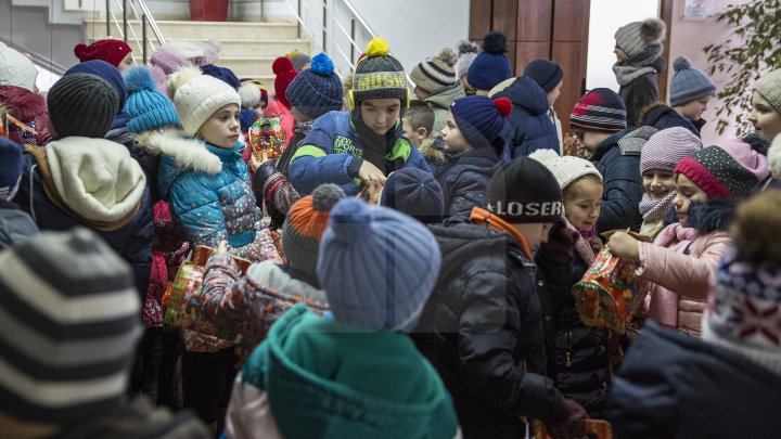 Peste 900 de copii din familii nevoiaşe din municipiul Chişinău au primit cadouri de la Moş Nicolae (FOTOREPORT)