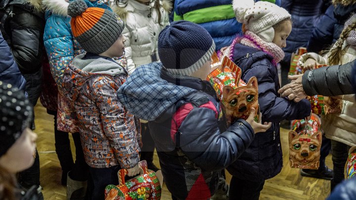 Peste 900 de copii din familii nevoiaşe din municipiul Chişinău au primit cadouri de la Moş Nicolae (FOTOREPORT)