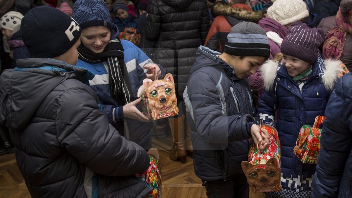 Peste 900 de copii din familii nevoiaşe din municipiul Chişinău au primit cadouri de la Moş Nicolae (FOTOREPORT)