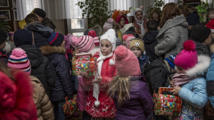 Peste 900 de copii din familii nevoiaşe din municipiul Chişinău au primit cadouri de la Moş Nicolae (FOTOREPORT)