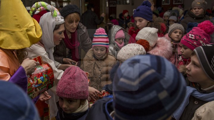 Peste 900 de copii din familii nevoiaşe din municipiul Chişinău au primit cadouri de la Moş Nicolae (FOTOREPORT)