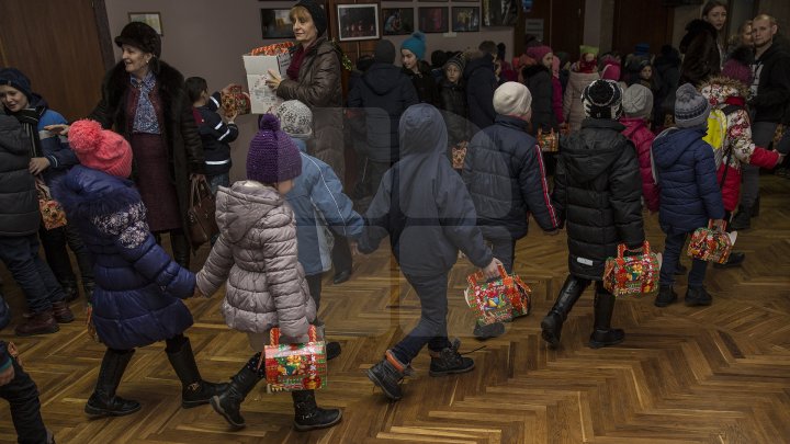 Peste 900 de copii din familii nevoiaşe din municipiul Chişinău au primit cadouri de la Moş Nicolae (FOTOREPORT)