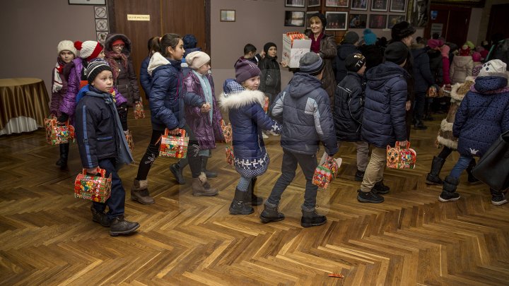 Peste 900 de copii din familii nevoiaşe din municipiul Chişinău au primit cadouri de la Moş Nicolae (FOTOREPORT)