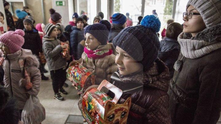 Peste 900 de copii din familii nevoiaşe din municipiul Chişinău au primit cadouri de la Moş Nicolae (FOTOREPORT)