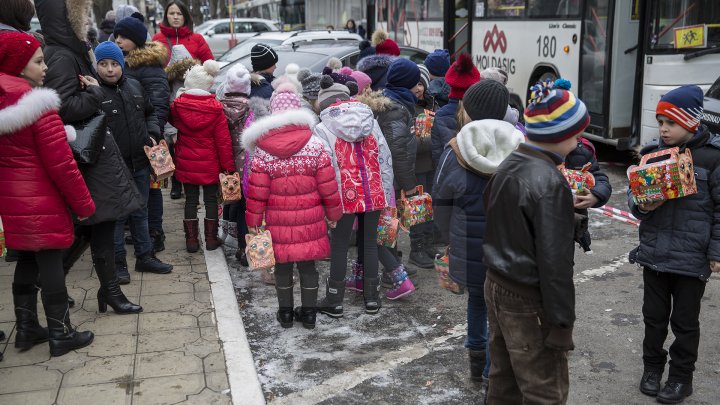Peste 900 de copii din familii nevoiaşe din municipiul Chişinău au primit cadouri de la Moş Nicolae (FOTOREPORT)