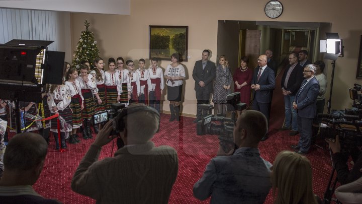 Premierul Pavel Filip, colindat de un grup de elevi din stânga Nistrului (FOTOREPORT)