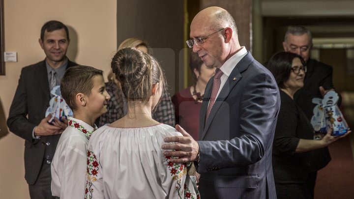 Premierul Pavel Filip, colindat de un grup de elevi din stânga Nistrului (FOTOREPORT)