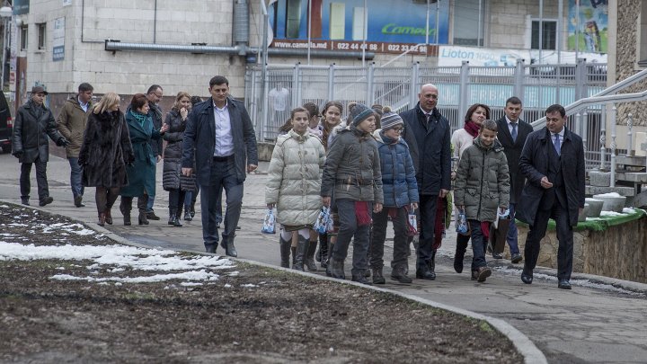 Premierul Pavel Filip, colindat de un grup de elevi din stânga Nistrului (FOTOREPORT)