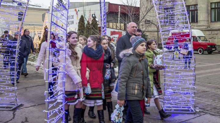 Premierul Pavel Filip, colindat de un grup de elevi din stânga Nistrului (FOTOREPORT)