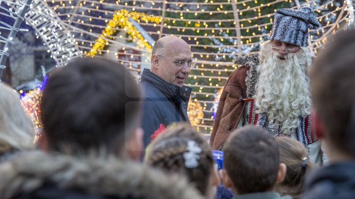 Premierul Pavel Filip, colindat de un grup de elevi din stânga Nistrului (FOTOREPORT)