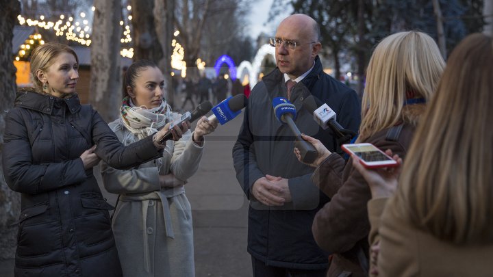 Premierul Pavel Filip, colindat de un grup de elevi din stânga Nistrului (FOTOREPORT)