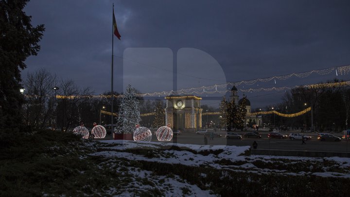 Loc nou pentru făcut poze în PMAN. Un agent economic a donat patru globuri imense cu luminiţe (FOTOREPORT)