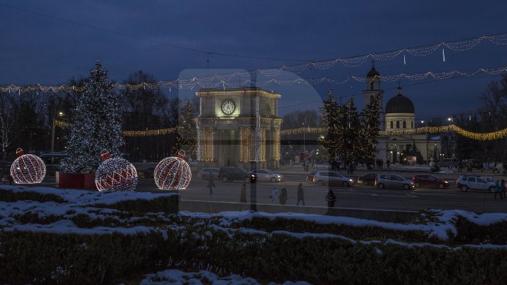 Loc nou pentru făcut poze în PMAN. Un agent economic a donat patru globuri imense cu luminiţe (FOTOREPORT)