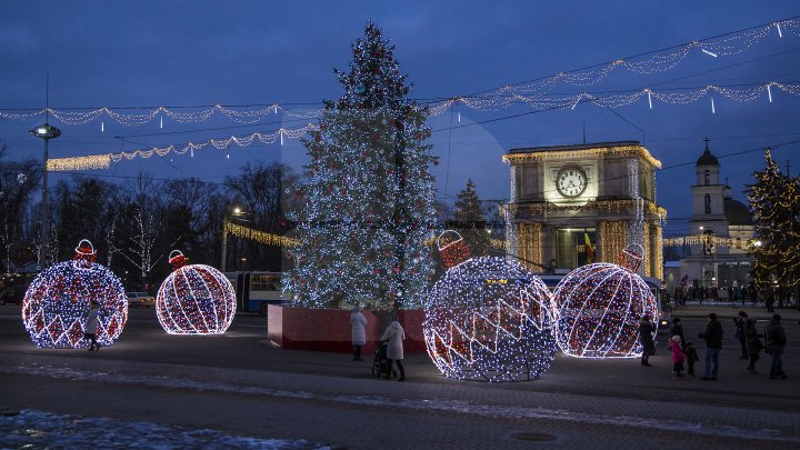 Loc nou pentru făcut poze în PMAN. Un agent economic a donat patru globuri imense cu luminiţe (FOTOREPORT)