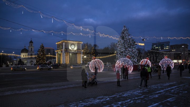 Loc nou pentru făcut poze în PMAN. Un agent economic a donat patru globuri imense cu luminiţe (FOTOREPORT)