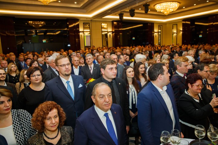 Premierul Pavel Filip a felicitat poporul român cu prilejul Zilei Naționale a României