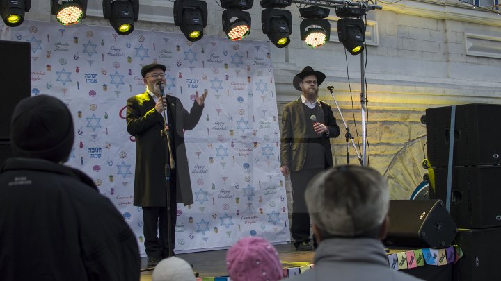 Sărbătoarea Luminii în Capitală. Comunitatea evreiască din Moldova a aprins prima lumânare de Hanukkah (FOTOREPORT)