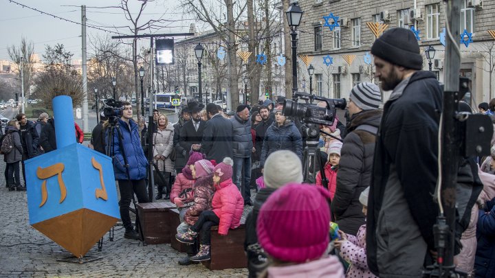 Sărbătoarea Luminii în Capitală. Comunitatea evreiască din Moldova a aprins prima lumânare de Hanukkah (FOTOREPORT)