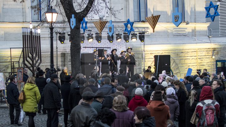 Sărbătoarea Luminii în Capitală. Comunitatea evreiască din Moldova a aprins prima lumânare de Hanukkah (FOTOREPORT)