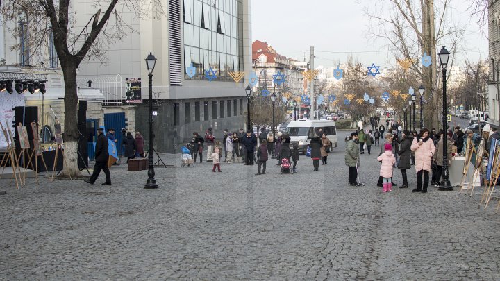 Sărbătoarea Luminii în Capitală. Comunitatea evreiască din Moldova a aprins prima lumânare de Hanukkah (FOTOREPORT)