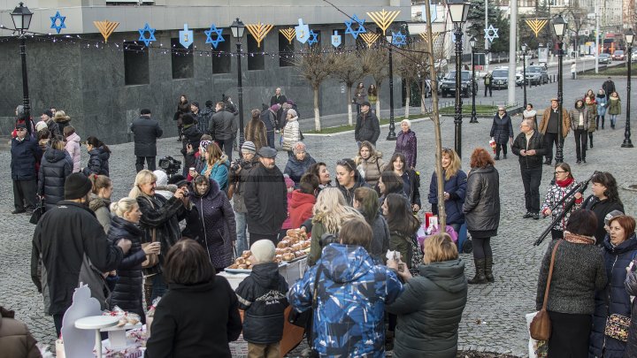 Sărbătoarea Luminii în Capitală. Comunitatea evreiască din Moldova a aprins prima lumânare de Hanukkah (FOTOREPORT)