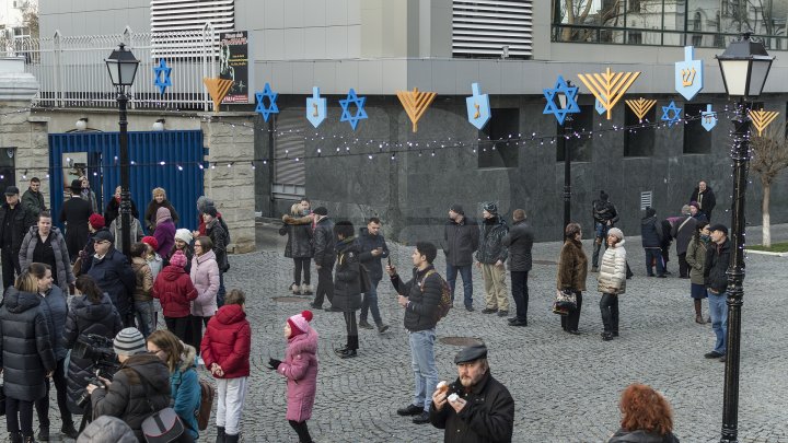 Sărbătoarea Luminii în Capitală. Comunitatea evreiască din Moldova a aprins prima lumânare de Hanukkah (FOTOREPORT)