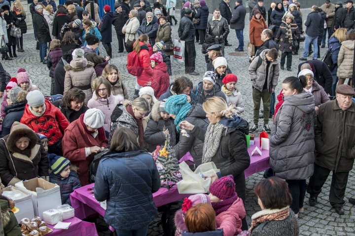 Sărbătoarea Luminii în Capitală. Comunitatea evreiască din Moldova a aprins prima lumânare de Hanukkah (FOTOREPORT)