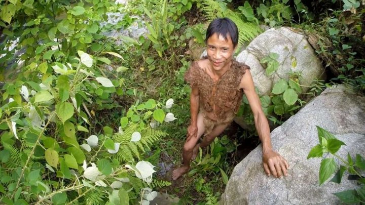 Un bărbat trăieşte în jungla vietnameză de 40 de ani. Ho Van Lang mănâncă şoareci şi doarme în copaci