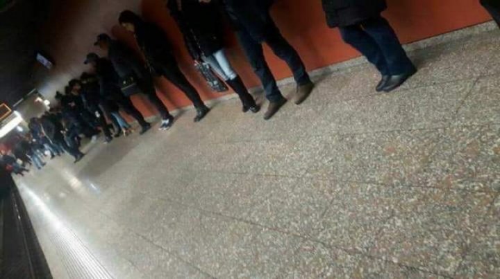 IMAGINEA ZILEI la metroul bucureştean: Ce fac pasagerii în timp ce aşteaptă trenul de metrou (FOTO)