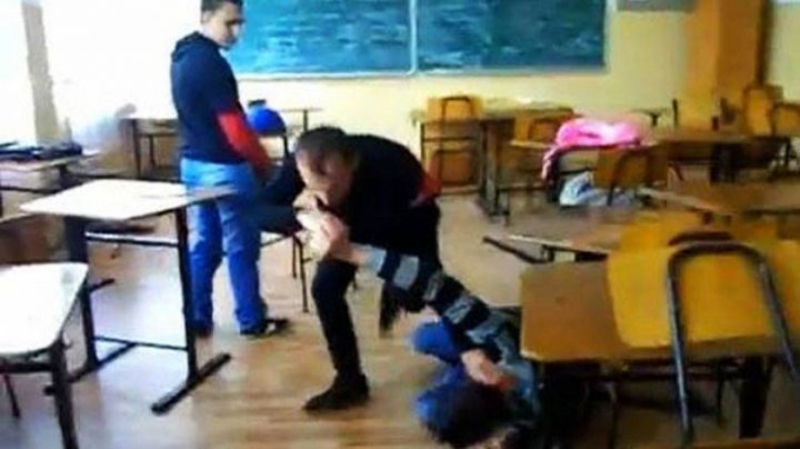 Scene violente la şcoală! O profesoară, bătută de un elev în timpul orelor