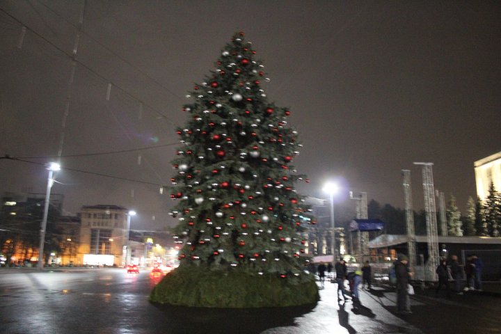 S-au aprins luminitele în POMUL DE CRĂCIUN din Chișinău. Vezi cum arată (VIDEO)