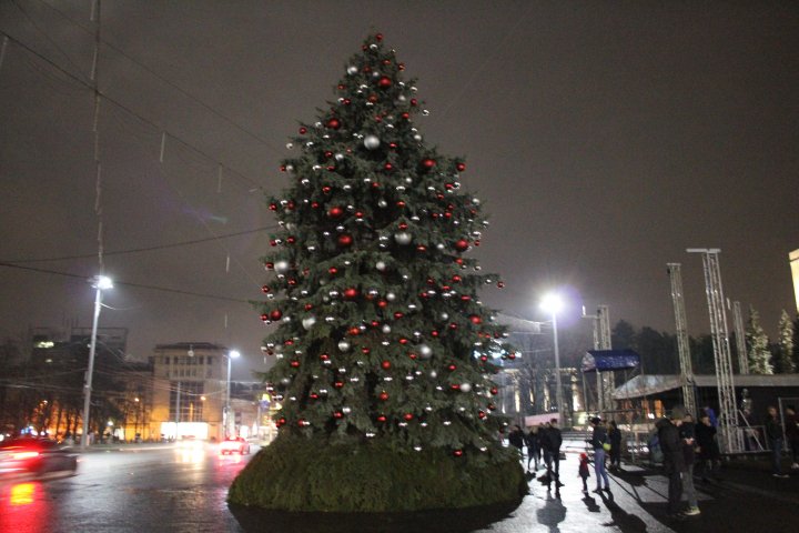 S-au aprins luminitele în POMUL DE CRĂCIUN din Chișinău. Vezi cum arată (VIDEO)