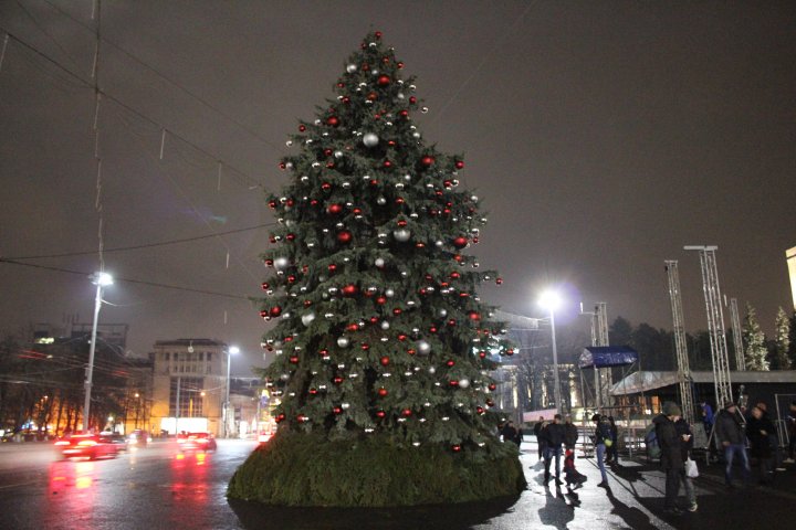 S-au aprins luminitele în POMUL DE CRĂCIUN din Chișinău. Vezi cum arată (VIDEO)