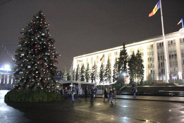 S-au aprins luminitele în POMUL DE CRĂCIUN din Chișinău. Vezi cum arată (VIDEO)