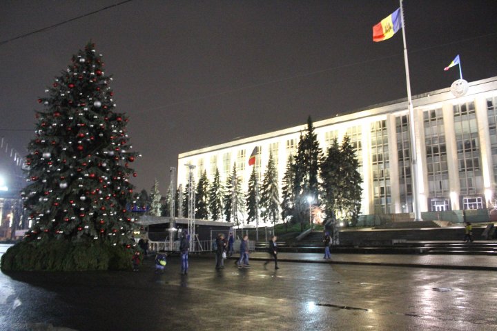 S-au aprins luminitele în POMUL DE CRĂCIUN din Chișinău. Vezi cum arată (VIDEO)