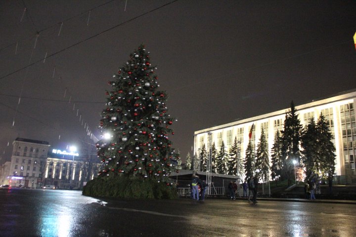 S-au aprins luminitele în POMUL DE CRĂCIUN din Chișinău. Vezi cum arată (VIDEO)