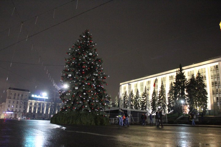 S-au aprins luminitele în POMUL DE CRĂCIUN din Chișinău. Vezi cum arată (VIDEO)